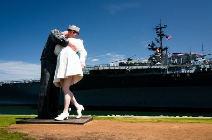 Tượng đài 'đầu hàng không điều kiện' ở bến cảng San Diego, Mỹ