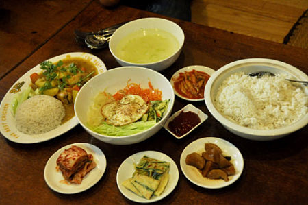 Quy tắc 'Kính trên nhường dưới' quanh bàn ăn của người Hàn