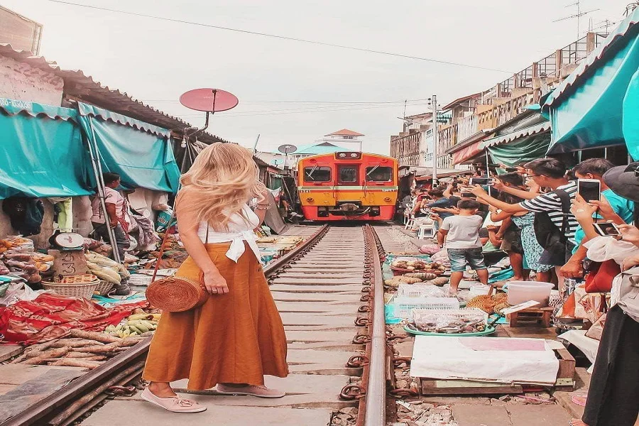 Thử 'cảm giác mạnh' tại khu chợ đường tàu có một không hai nức tiếng Thái Lan