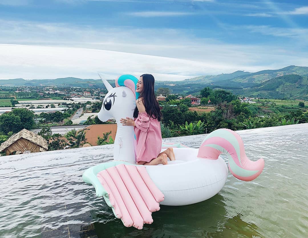 Du lịch Đà Lạt check-in quán cà phê 'hiếm có khó tìm', lả lướt trên mặt nước