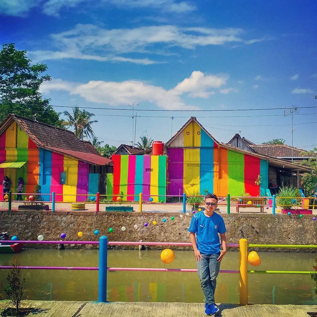 Ngắm ngôi làng cầu vồng khiến dân 'sống ảo' chao đảo ở Indonesia
