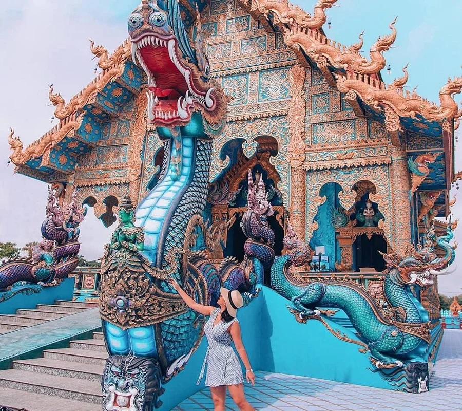 Dừng chân Thái Lan, check-in 'sống ảo' tại ngôi chùa xanh dát vàng sang chảnh