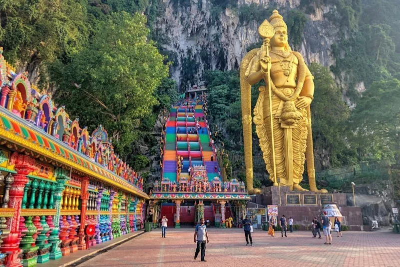 Tham quan động Batu huyền bí ở Malaysia
