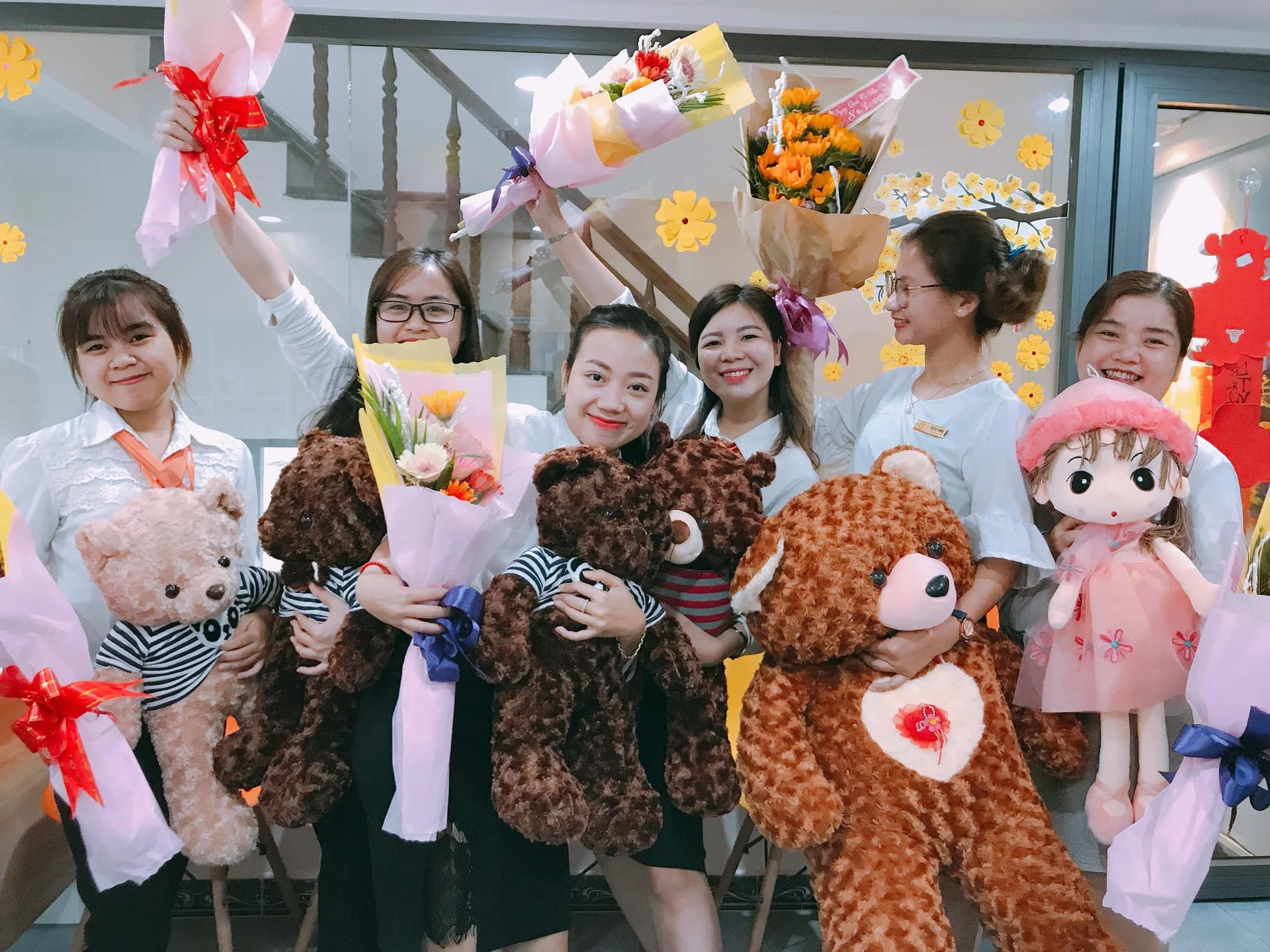 Ý tưởng tổ chức 8-3 đáng nhớ cho 'nửa kia' của công ty
