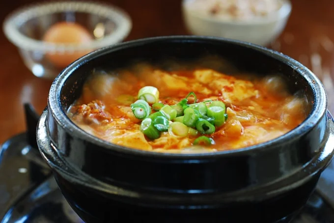 Những món canh đậm đà cho bữa cơm Hàn Quốc