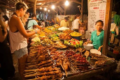 Du lịch Lào: thưởng thức buffet ở chợ đêm Luang Prabang