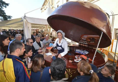 Khám phá lễ hội chocolate trong tour Châu Âu