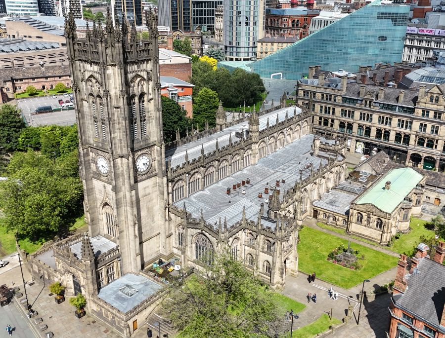Manchester Cathedral có diện tích rộng lớn và được thiết kế một cách bài bản và khoa học