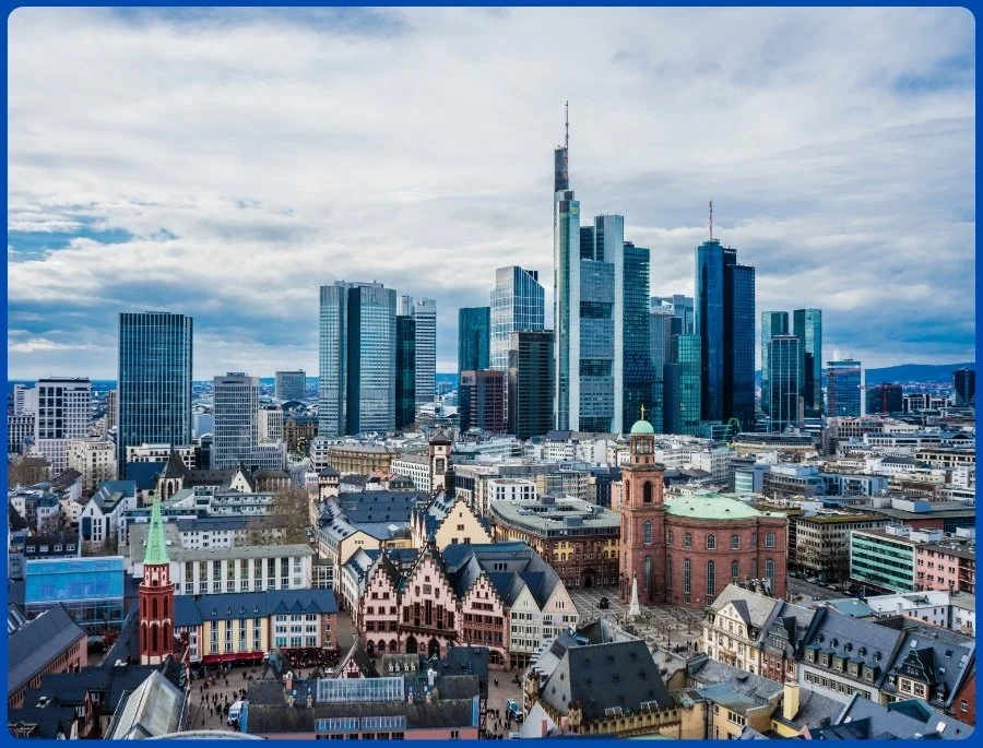 Toàn cảnh thành phố Frankfurt nhìn từ trên cao vô cùng lộng lẫy với các tòa cao ốc