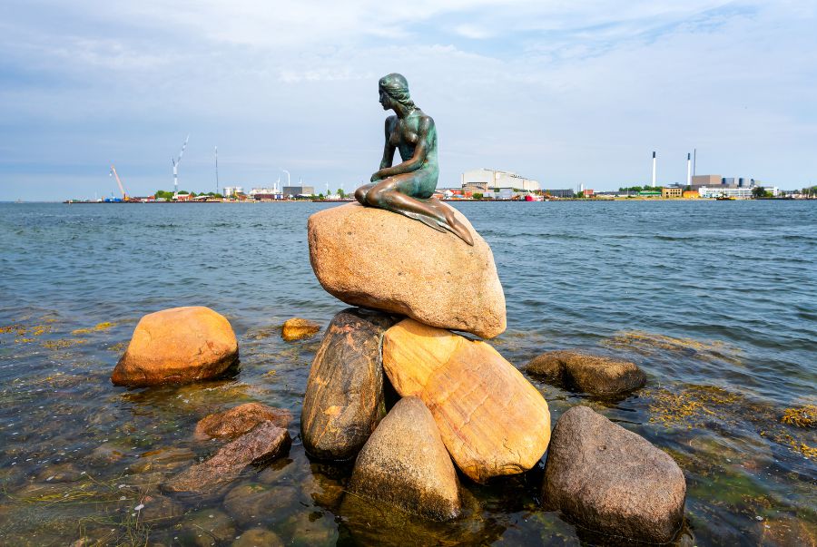 Bức tượng nàng tiên cá nhỏ (Den Lille Havfrue) bên bờ biển Copenhagen là địa điểm du lịch quen thuộc tại Đan Mạch