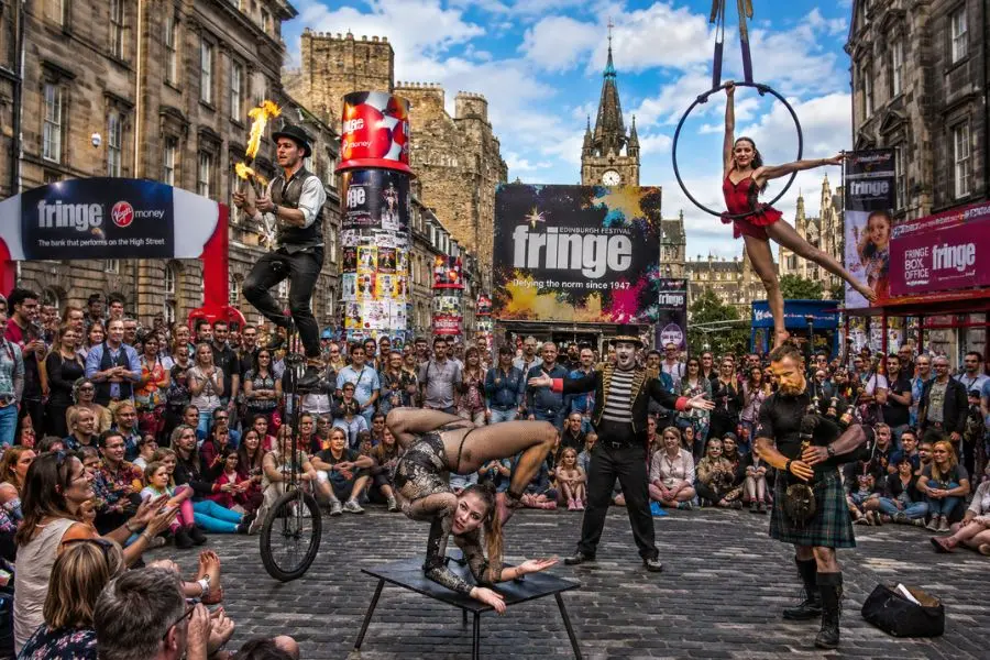 Edinburgh Fringe Festival biến thủ đô Scotland thành sân khấu nghệ thuật khổng lồ với hàng nghìn màn trình diễn độc đáo