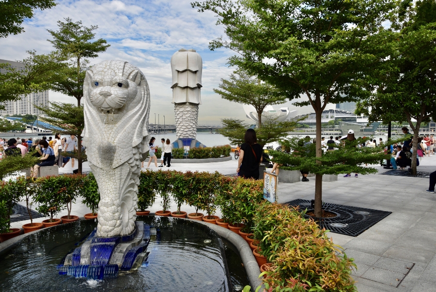 Trong công viên còn có một phiên bản Merlion thu nhỏ nằm phía sau cao khoảng 2 mét