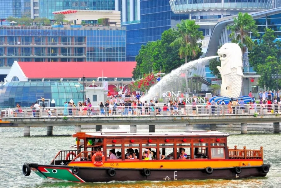 Một chuyến du ngoạn trên sông bạn sẽ có cơ hội ngắm nhìn những công trình kiến trúc đặc sắc của Singapore