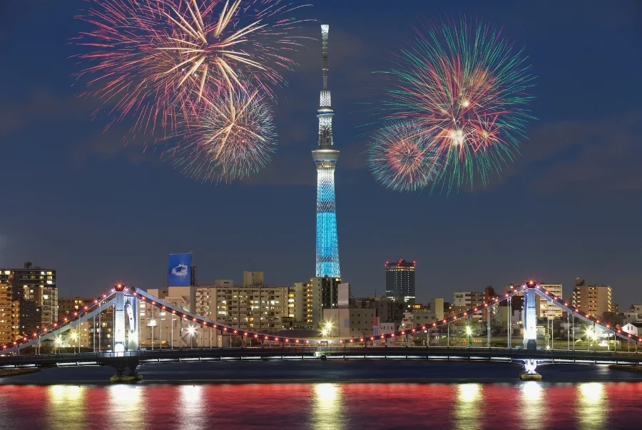 Tokyo với màn pháo hoa đón năm mới bên dòng sông Sumida