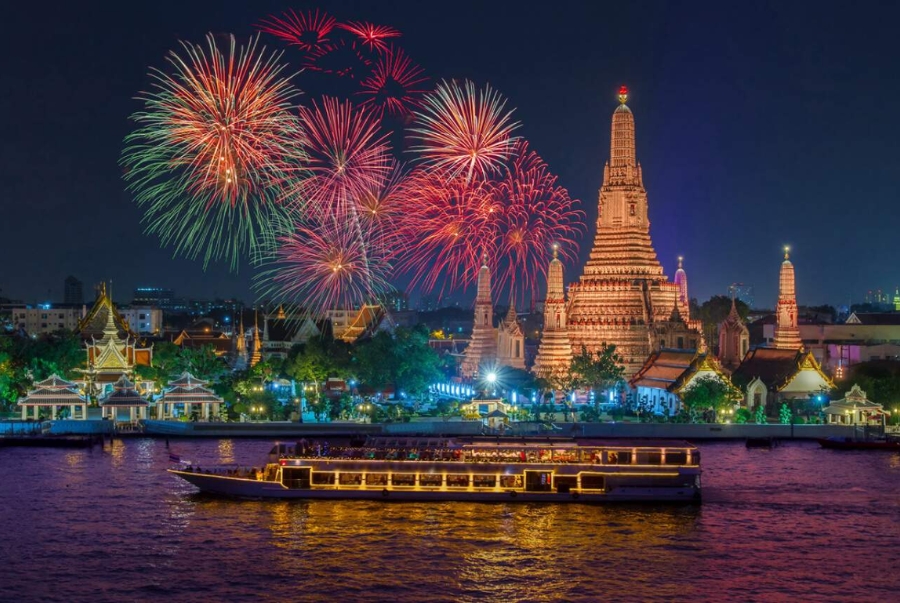 Bangkok chào đón năm mới bằng những màn pháo hoa sôi động bên dòng sông Chao Praya