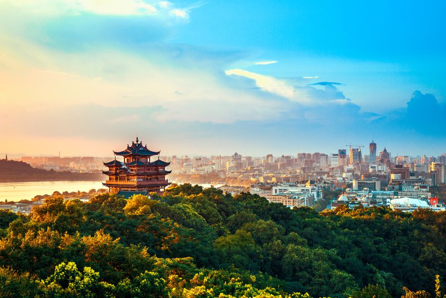 Hàng Châu là vùng đất sở hữu vẻ đẹp đằm thắm, đầy chất thơ, kết hợp cùng các địa điểm du lịch nổi tiếng
