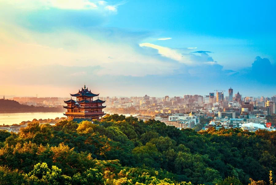Hàng Châu là vùng đất sở hữu vẻ đẹp đằm thắm, đầy chất thơ, kết hợp cùng các địa điểm du lịch nổi tiếng