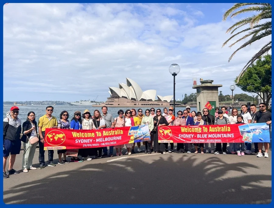 Đoàn Khách Top Ten Travel checkin tại Nhà Hát Con Sò nổi tiếng tại Úc