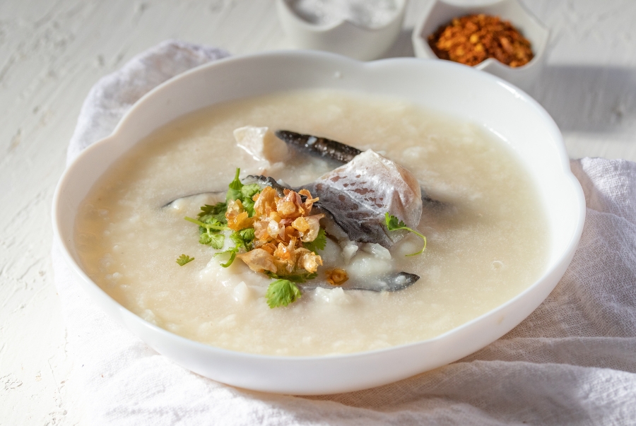 Cháo cá là món ăn ưa thích của người dân địa phương vào buổi sáng sớm
