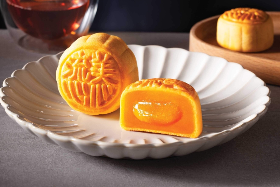 Bánh trung thu nhân trứng chảy là món ăn gắn liền với Tết Trung Thu Hong Kong