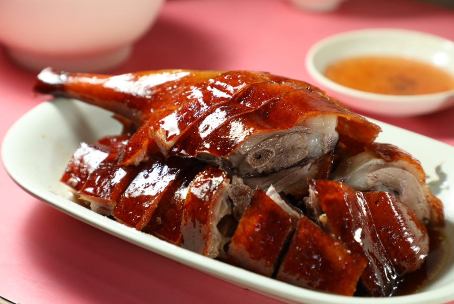 Ngỗng quay luôn được ăn kèm với một loại nước sốt đặc biệt
