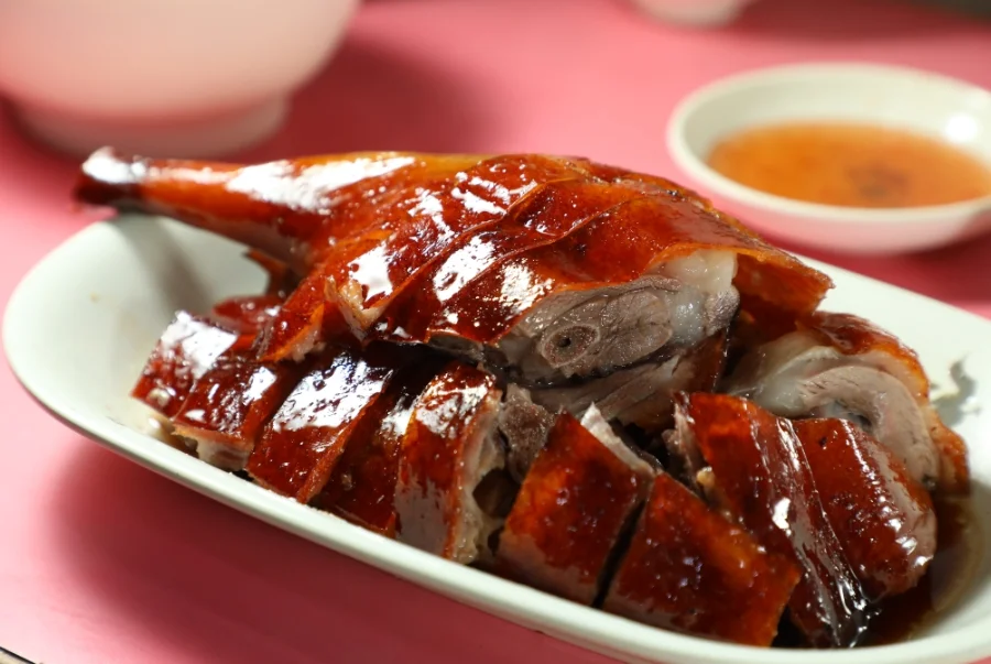 Ngỗng quay luôn được ăn kèm với một loại nước sốt đặc biệt