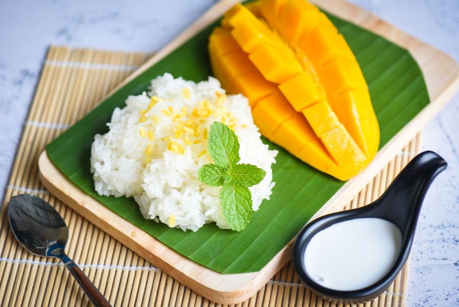 Xôi xoài béo ngậy hòa quyện vị ngọt thanh của xoài chín