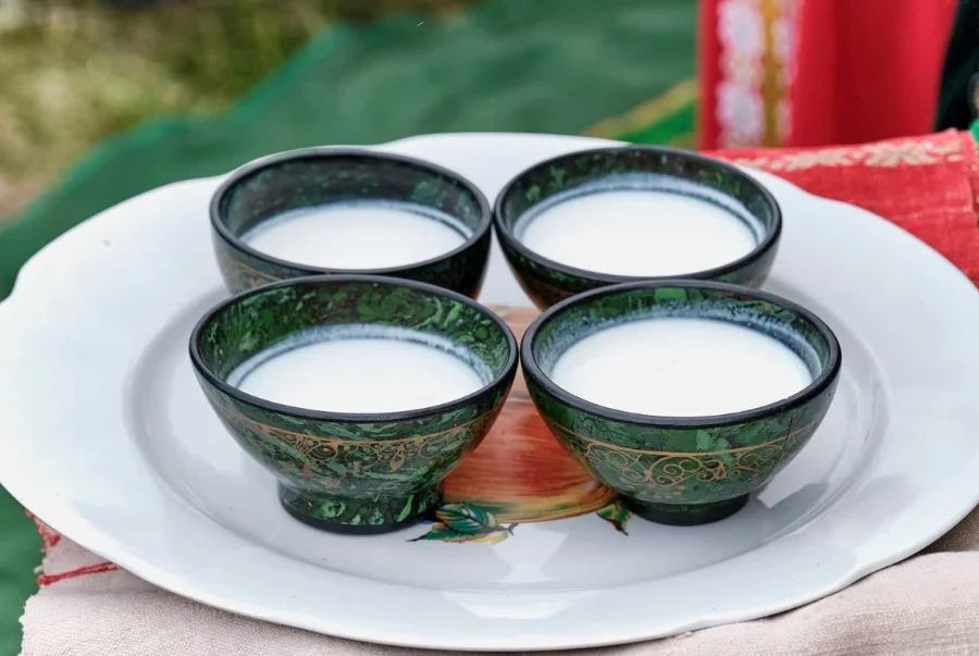  Rượu Airag thường dùng để mời khách quý trong các buổi lễ lớn của người du mục