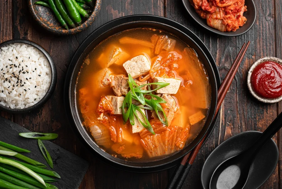 Canh kim chi là món canh truyền thống của Hàn Quốc nổi tiếng khắp thế giới