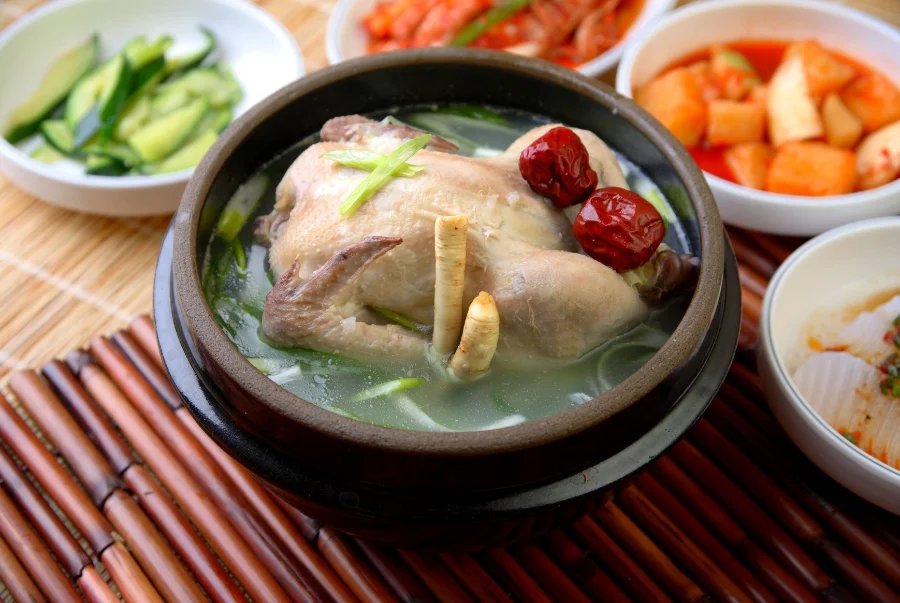 Gà tần sâm là món ăn giàu dinh dưỡng nổi tiếng của Hàn