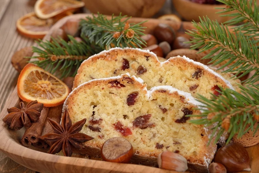 Vị ngọt dịu dàng của bánh Stollen hòa quyện trái cây khô và hương quế ấm áp
