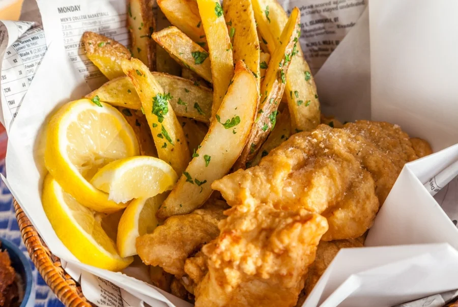 Fish and Chips gồm có cá tẩm bột chiên giòn ăn cùng với khoai tây chiên