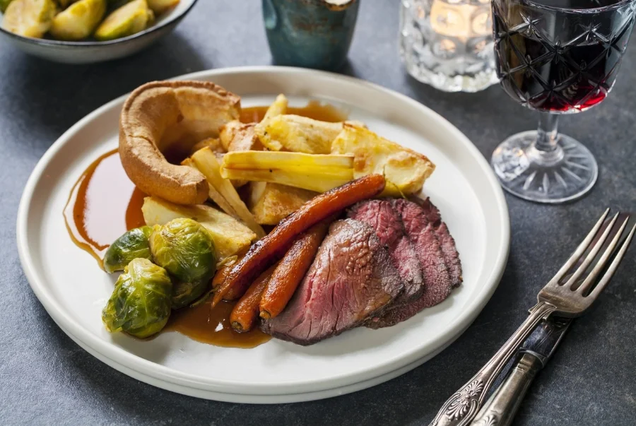 Sunday Roast là bữa ăn truyền thống thường được ăn vào cuối tuần