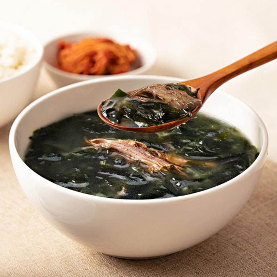 Canh rong biển hải sản là một món ăn không thể thiếu trong danh sách ẩm thực Jeju