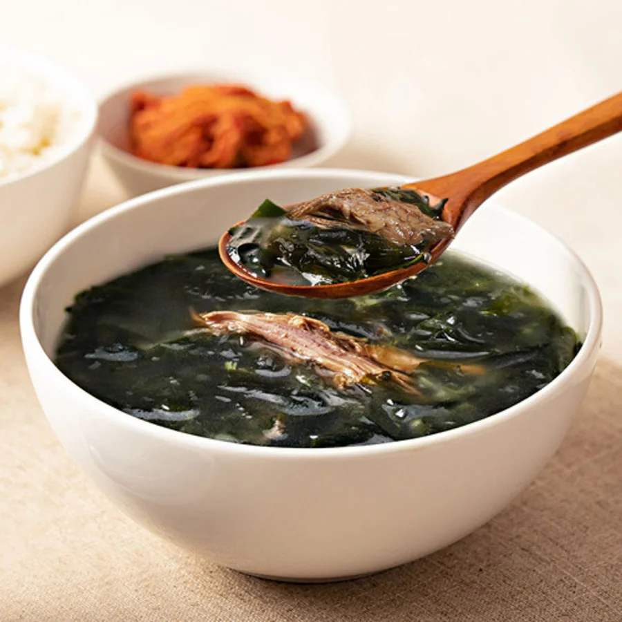 Canh rong biển hải sản là một món ăn không thể thiếu trong danh sách ẩm thực Jeju