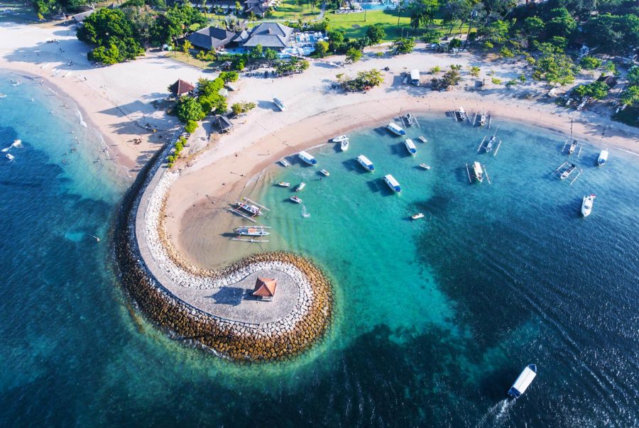Sanur Beach là địa điểm mang đến cảm giác nhẹ nhàng, thanh tịnh và rất “Bali” theo phong cách cổ điển.