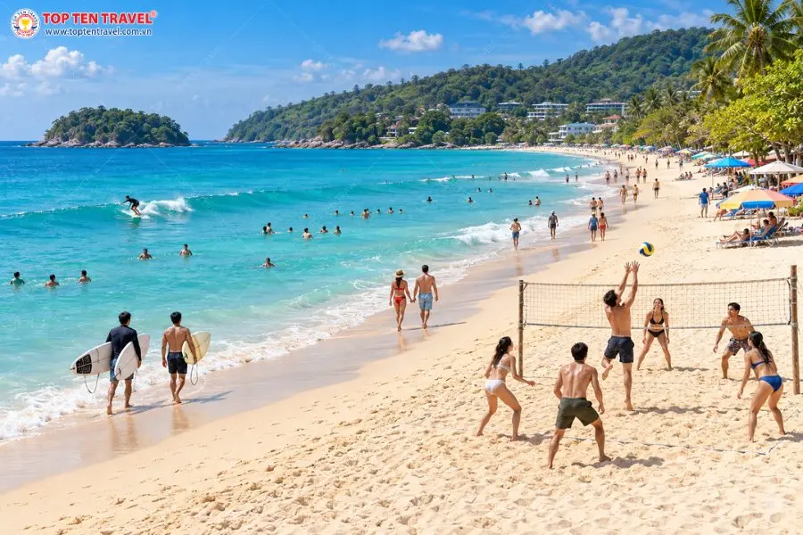 Bãi biển Kata rộn ràng với các hoạt động vui chơi trên cát và dưới nước