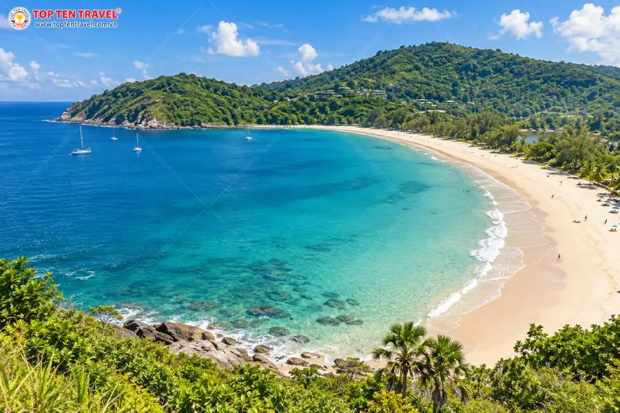 Toàn cảnh bãi biển Nai Harn với vịnh nước xanh ngọc và những ngọn đồi phủ cây xanh