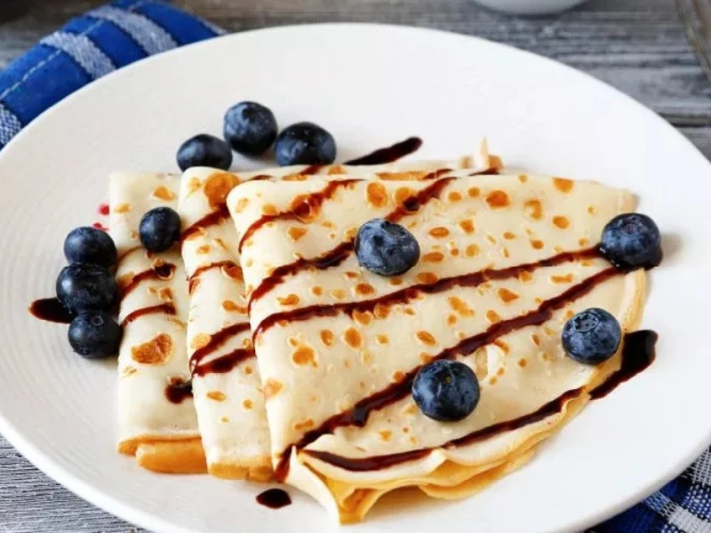 Crepe ngọt thường có lớp bánh vàng nhẹ, mềm và thơm mùi bơ