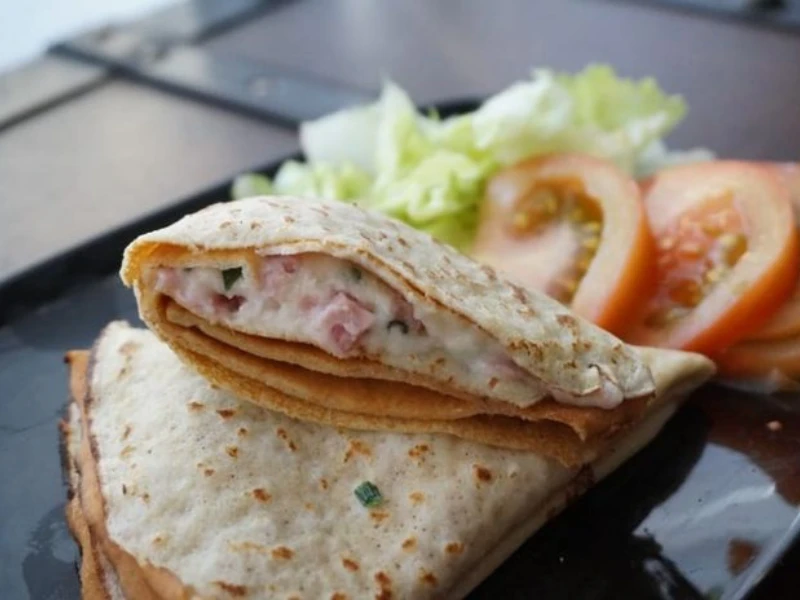Crepe mặn có thể gồm jambon, phô mai, nấm, trứng, thịt gà hoặc các loại thịt khác