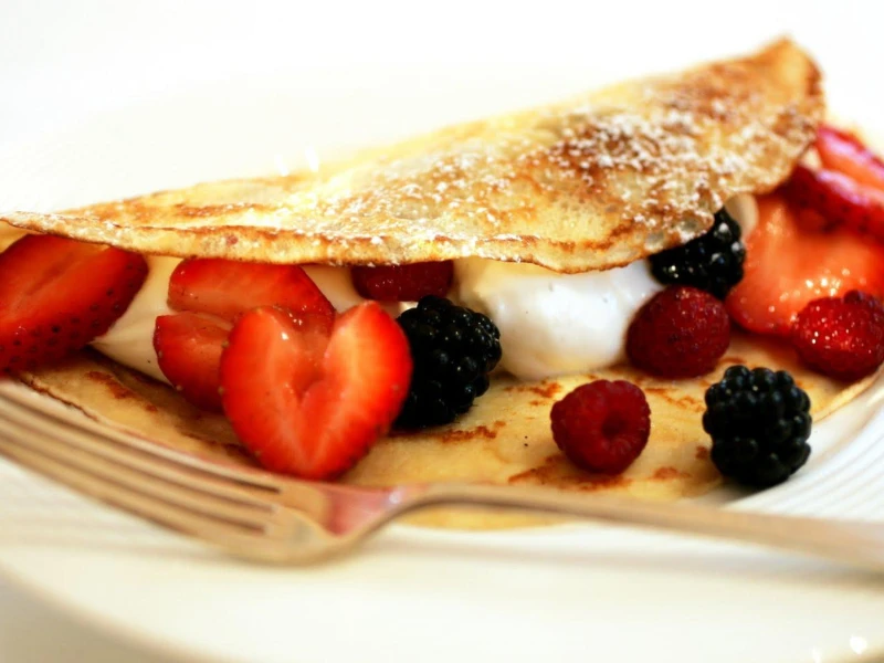 Crepe với trái cây và kem tươi