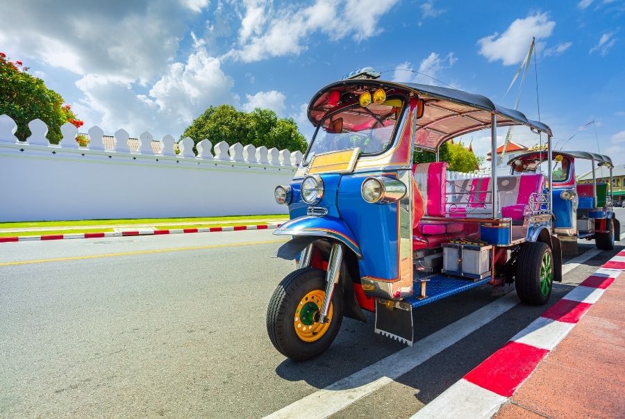 Khi đến Thái Lan du khách nên trải nghiệm di chuyển bằng xe tuk tuk