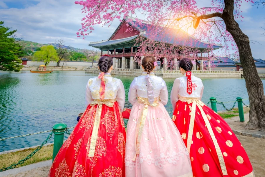 Thuê Hanbok chụp ảnh là trải nghiệm không thể thiếu khi đến cung điện