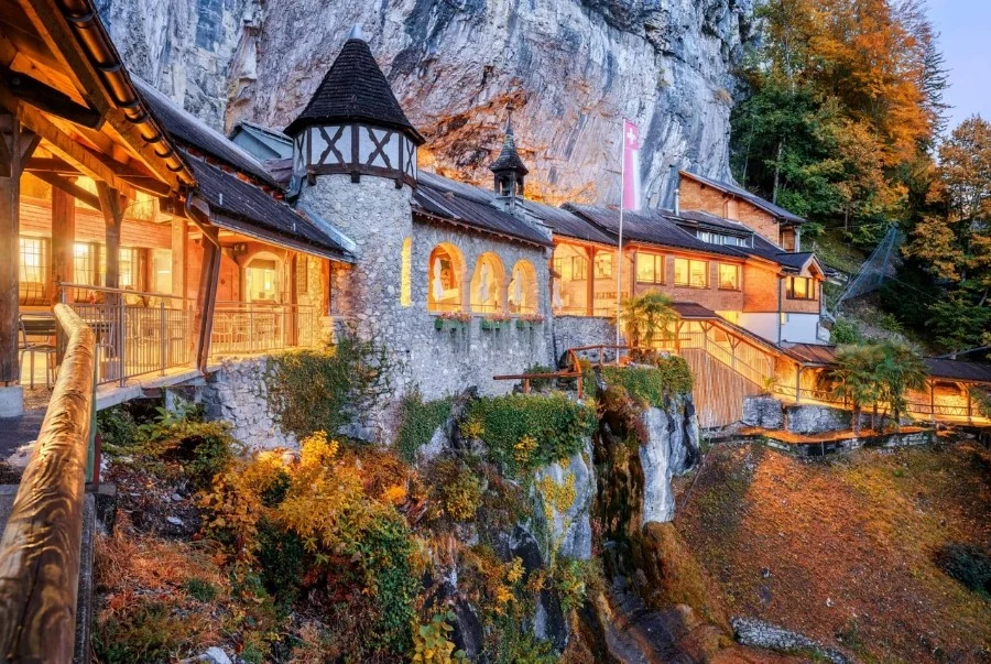 St Beatus Caves hang động đá vôi kỳ ảo bên hồ Thun
