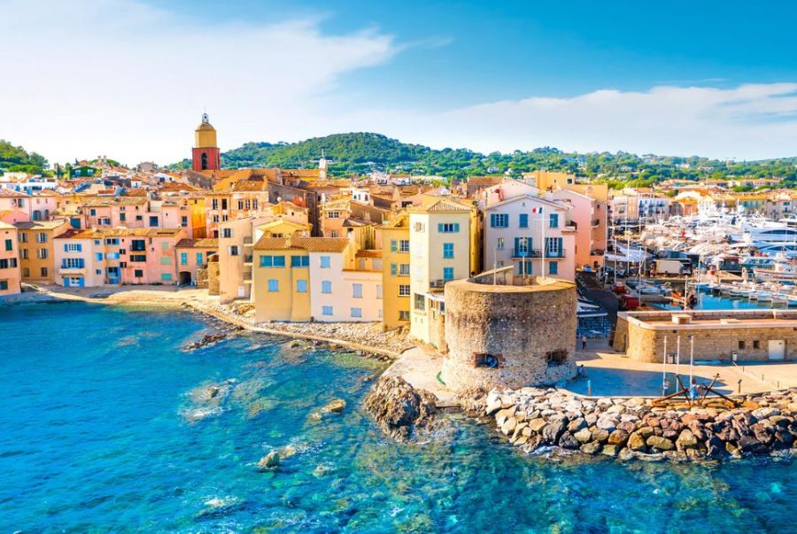 Côte d'Azur là thiên đường nghỉ dưỡng với bãi biển cát trắng mịn, làn nước biển xanh ngọc bích
