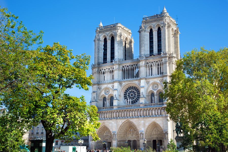 Nhà thờ Đức Bà Paris là một trong những kiệt tác kiến trúc Gothic lừng danh Châu Âu