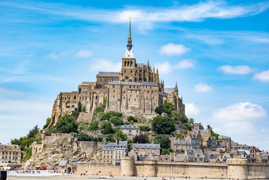 Mont Saint-Michel là hòn đảo nhỏ với tu viện cổ kính uy nghi nằm trên đỉnh