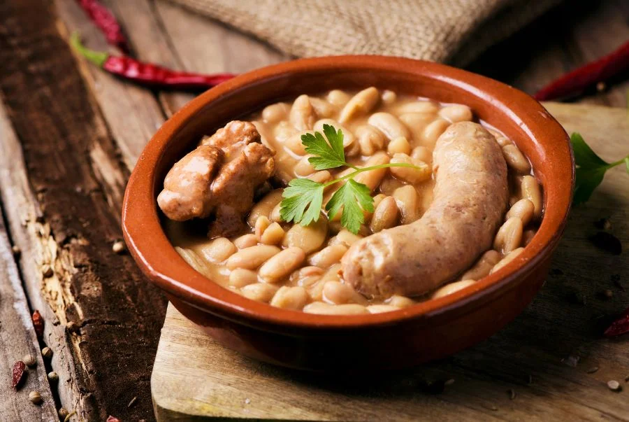 Thịt hầm Cassoulet là món ăn yêu thích của nhiều người dân Pháp mỗi khi mùa đông ghé thăm