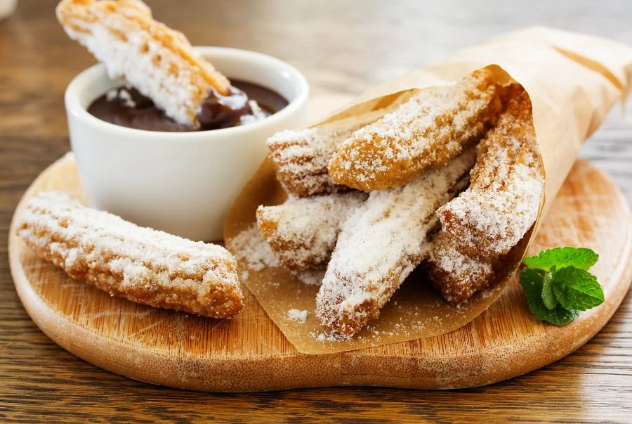 Socola nóng hổi và bánh Churros là bữa ăn sáng điển hình của người dân Tây Ban Nha