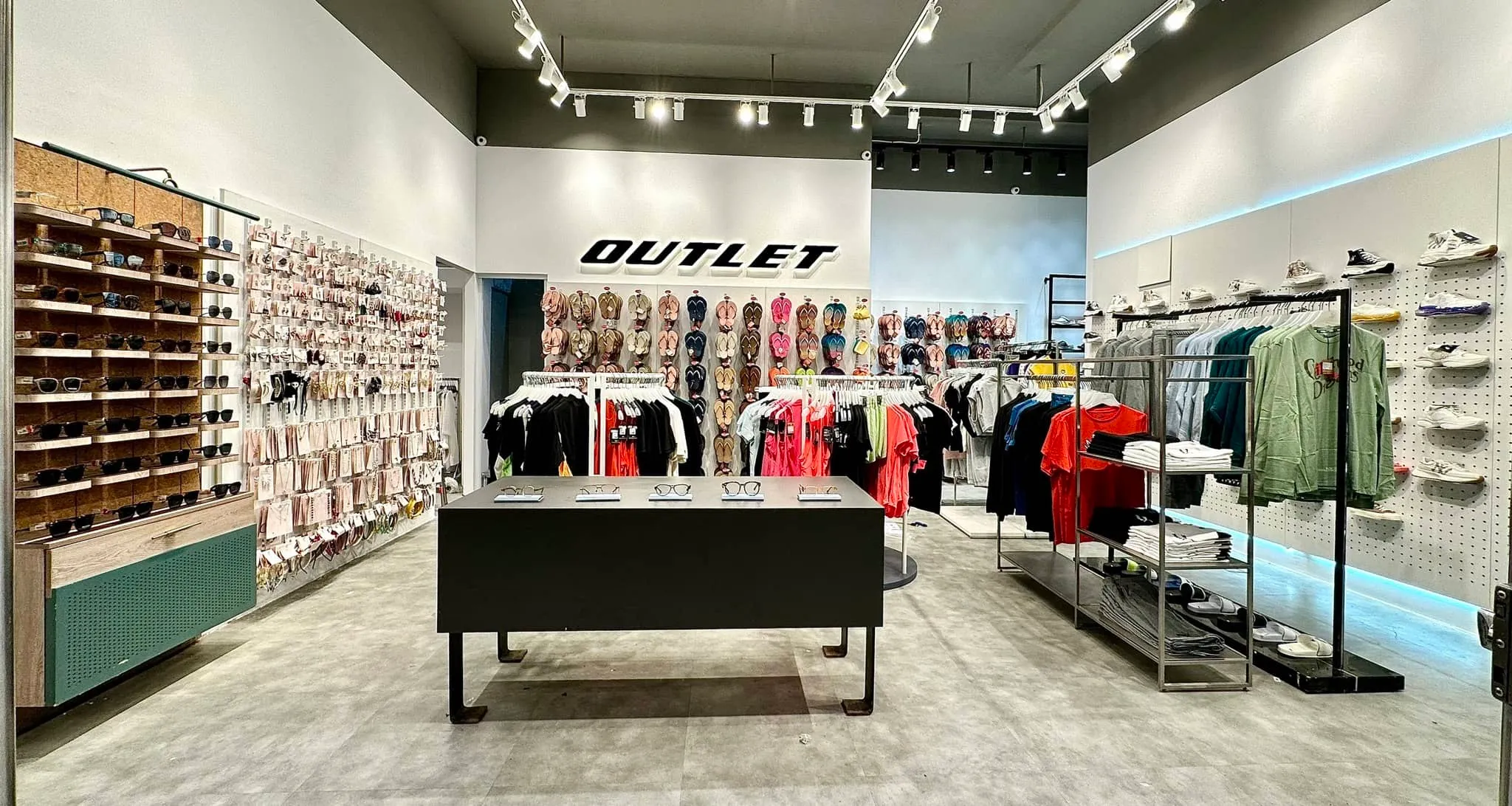 Outlet là lựa chọn đáng cân nhắc nếu bạn muốn tìm mua đồ tiết kiệm